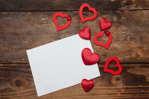 Kırmızı Kalpler ve kağıt — Stok fotoğraf