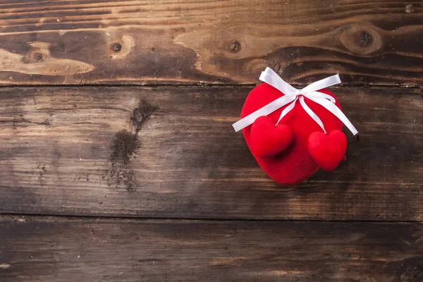 Corazón rojo sobre madera — Foto de Stock