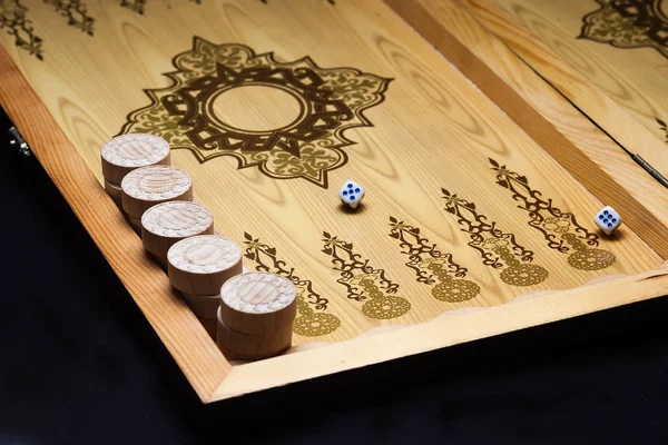 Gamão jogo de mesa dados de sorte de madeira — Fotografia de Stock