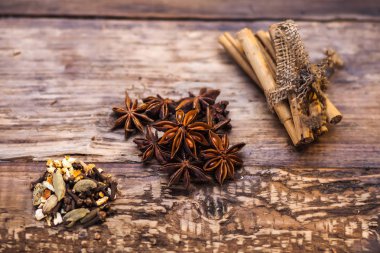 sıcak şarap ve tarçın ve anason yıldızlı