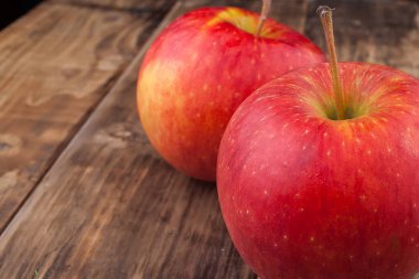  ahşap masa üstünde elma