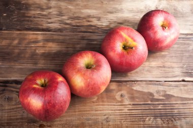  ahşap masa üstünde elma