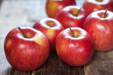  ahşap masa üstünde elma