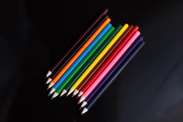 Ołówki w tabeli — Zdjęcie stockowe