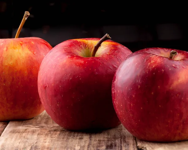 Pommes sur table en bois — Photo