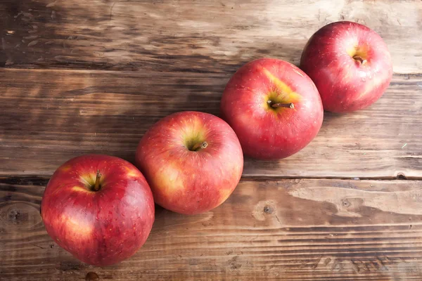  ahşap masa üstünde elma