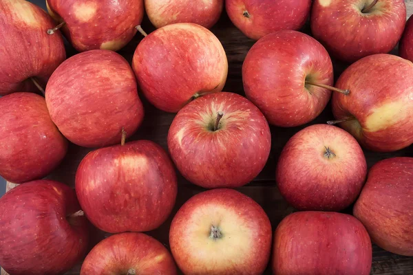 Pommes sur table en bois — Photo