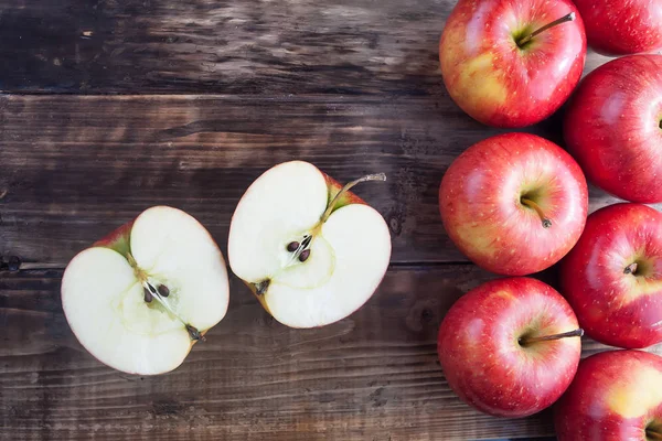 Äpfel auf Holztisch — Stockfoto