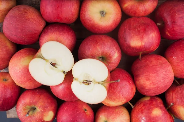  ahşap masa üstünde elma