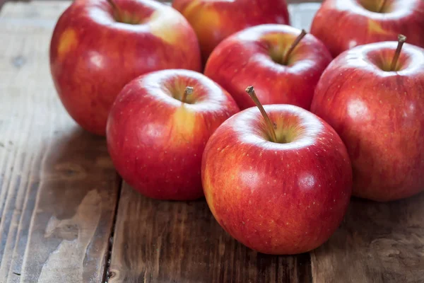 Äpfel auf Holztisch — Stockfoto