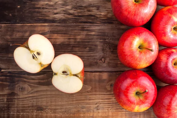 Äpfel auf Holztisch — Stockfoto