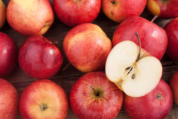 Äpfel auf Holztisch — Stockfoto