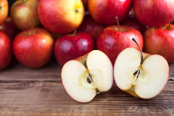 Äpfel auf Holztisch — Stockfoto