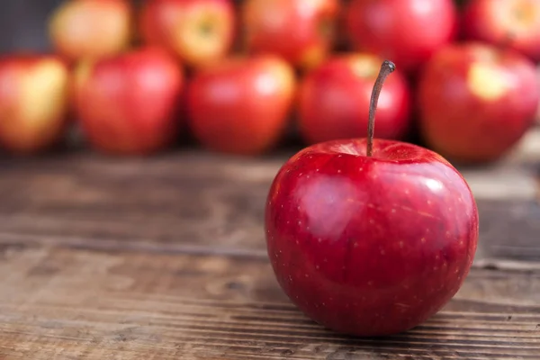 Äpfel auf Holztisch — Stockfoto