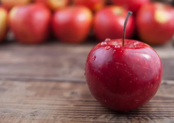 Äpfel auf Holztisch — Stockfoto