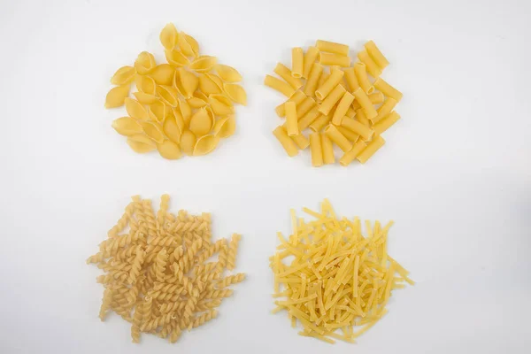 Pâtes macaroni sur blanc — Photo