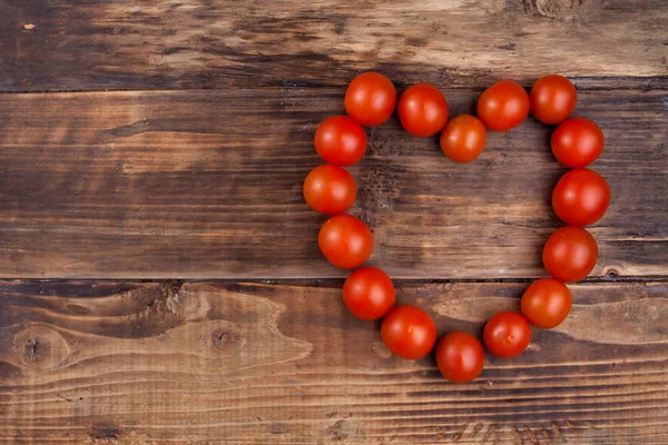 Tomates aislados en madera — Foto de Stock