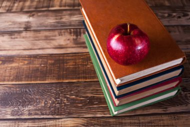 Ahşap masa, açık kitap üzerine kitaplar