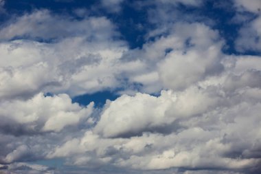 Bulutlu mavi gökyüzü