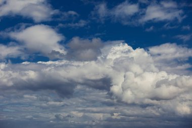 Bulutlu mavi gökyüzü