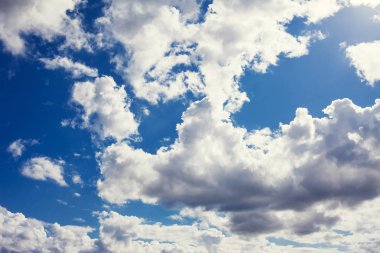 Bulutlu mavi gökyüzü