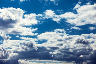 Bulutlu mavi gökyüzü