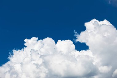 Bulutlu mavi gökyüzü