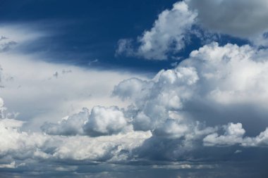 Bulutlu mavi gökyüzü