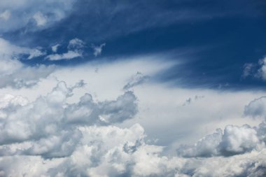 Bulutlu mavi gökyüzü