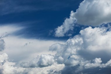 Bulutlu mavi gökyüzü