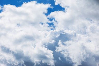 Bulutlu mavi gökyüzü