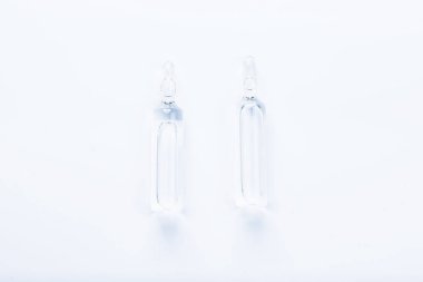 Bir tıp ampul ve şırınga