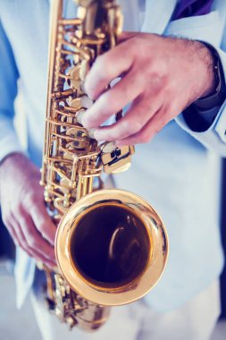 Saksafonla oynayan bir adam.