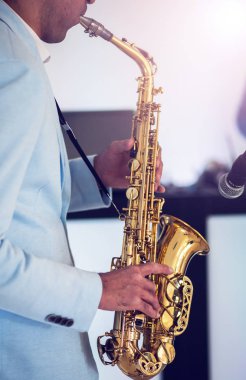Saksafonla oynayan bir adam.
