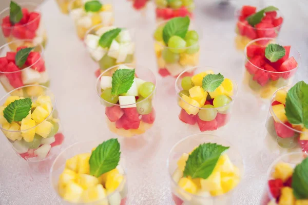 Masanın üzerinde meyve karışımı tatlılar.