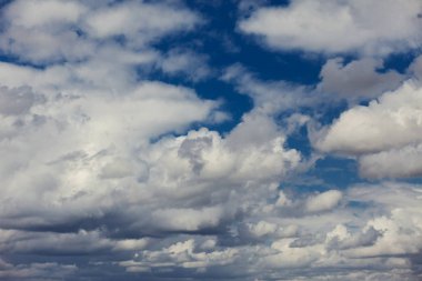 Bulutlu mavi gökyüzü