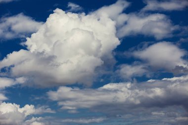 Bulutlu mavi gökyüzü