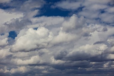 Bulutlu mavi gökyüzü