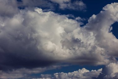 Bulutlu mavi gökyüzü