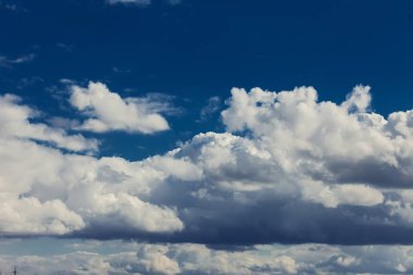 Bulutlu mavi gökyüzü