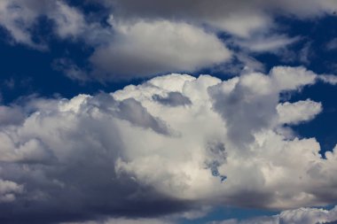 Bulutlu mavi gökyüzü