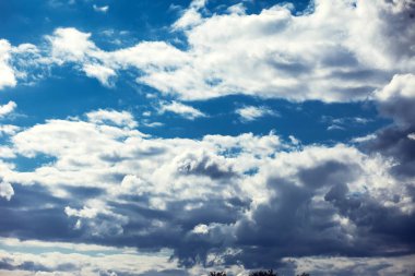 Bulutlu mavi gökyüzü