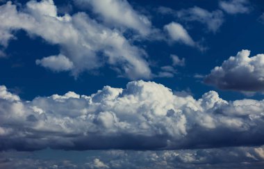 Bulutlu mavi gökyüzü