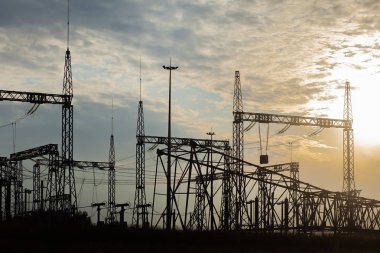 Gün batımında elektrik istasyonu