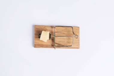 Beyaz üzerinde izole fare kapanı