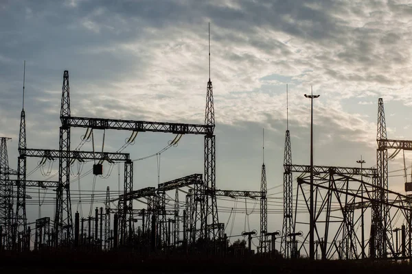Gün batımında elektrik istasyonu