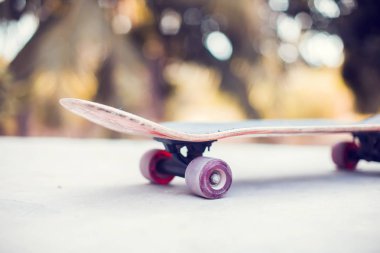 Kaykay pistinde yerde bir kaykay.