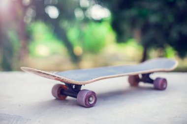 Kaykay pistinde yerde bir kaykay.