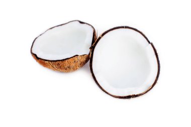 Hindistan cevizi ve hindistan cevizi sütü beyaza izole edilmiş.