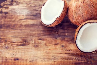 Tahta masada hindistan cevizi ve hindistan cevizi sütü.